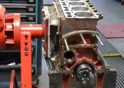 Motorblock auf Motorhalterung eingespannt