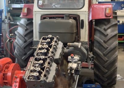 Steyr 760 mit ausgebautem Motor welcher vor dem Fahrzeug ist