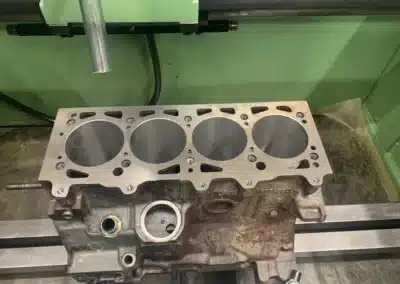 4 Zylinder Motorblock gehont