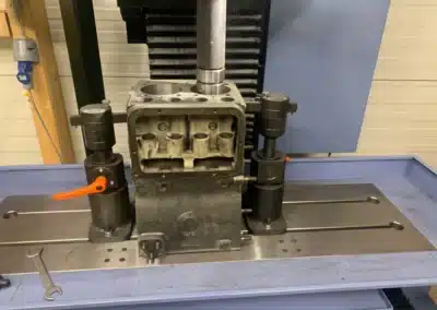 Motorblock eines Steyr 188 beim Bohren