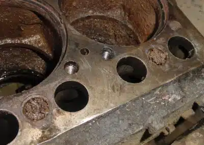 Motorblock mit Rost in den Wasserkanälen